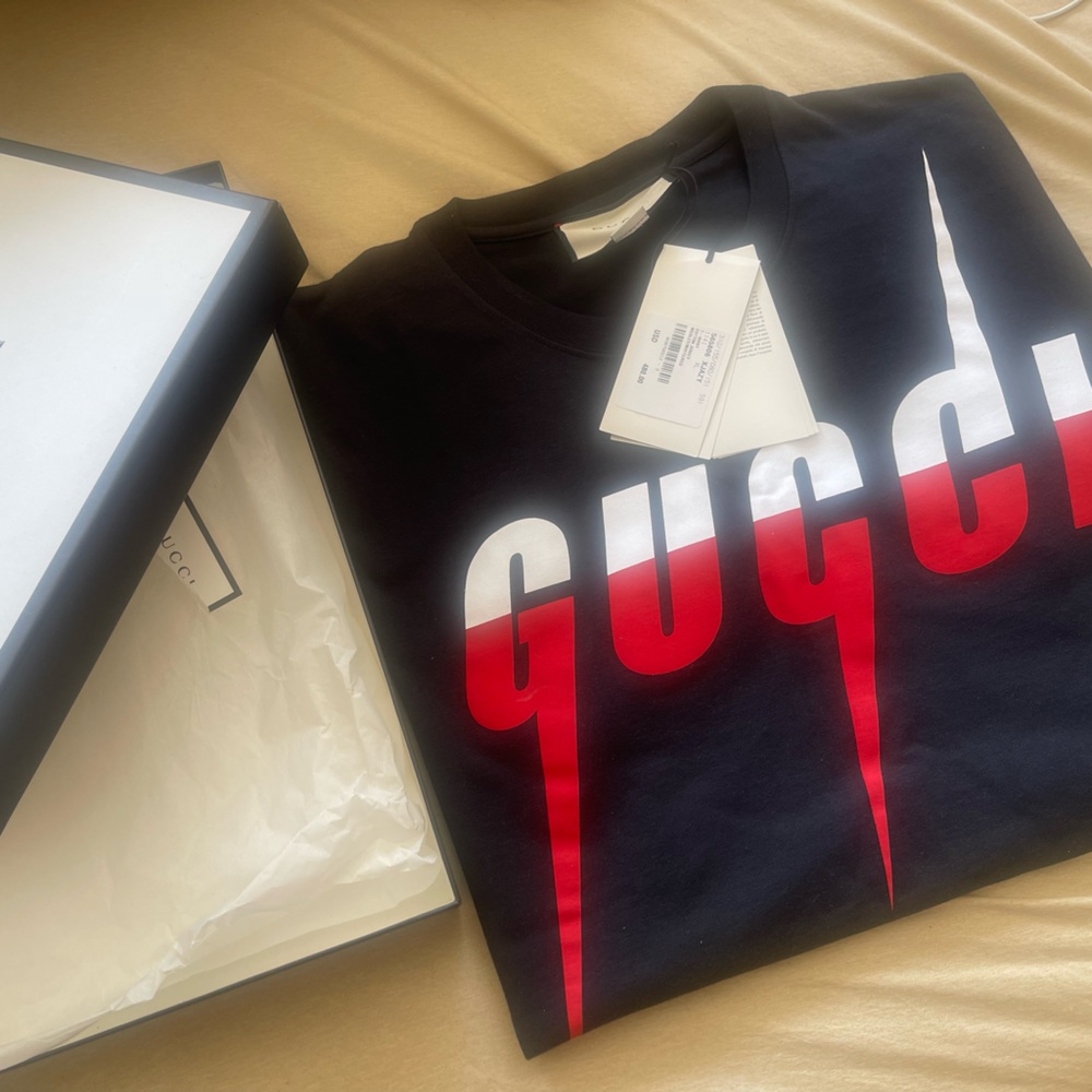 Navy men’s Gucci tee